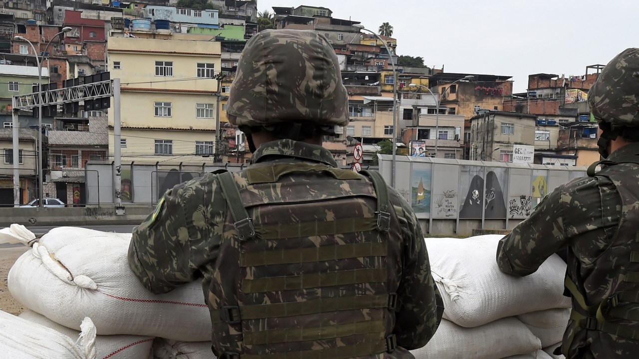 Forças militares brasileiras montam guarda nas ruas do complexo da Maré, uma das favelas do Rio de Janeiro, durante o segundo turno das eleições presidenciais