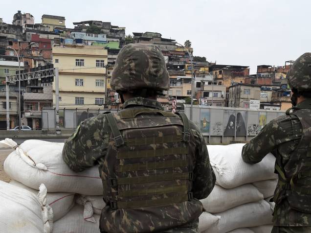 Forças militares brasileiras montam guarda nas ruas do complexo da Maré, uma das favelas do Rio de Janeiro, durante o segundo turno das eleições presidenciais