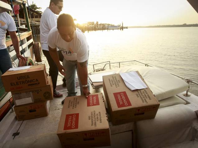 Funcionários do TRE (Tribunal Regional Eleitoral) fazem transporte e preparação das urnas para o segundo turno das eleições, em Belém, no Pará<br><br>