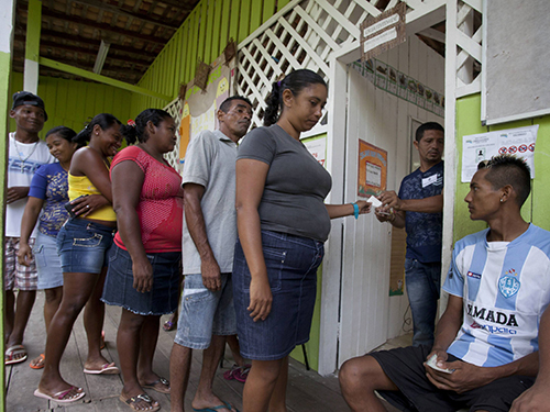 Brasileiros fazem fila para votar na assembléia de votos, em Ilha Grande, próximo a Belém, no Pará