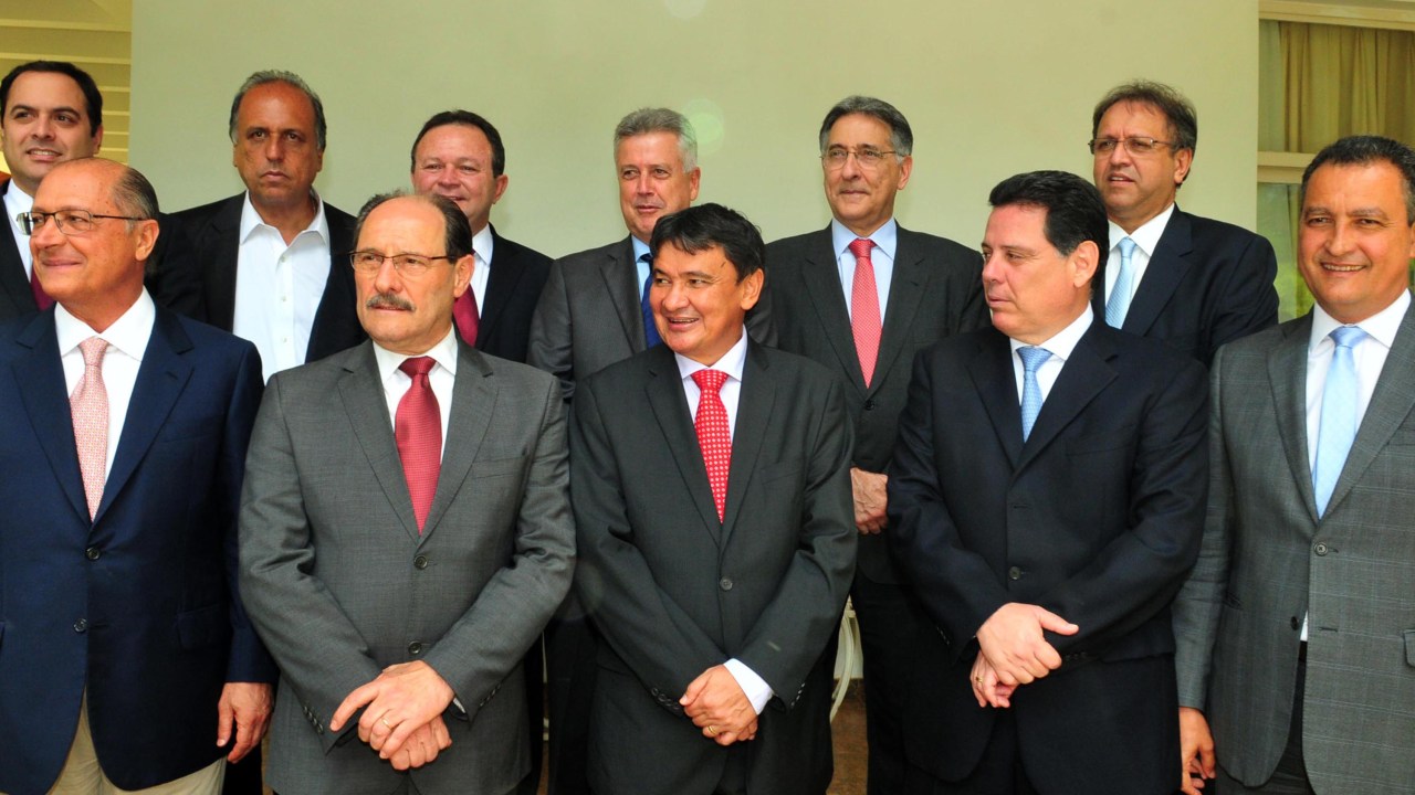 Governadores se reúnem em Brasília para debater medidas contra crise econômica - 28/12/2015