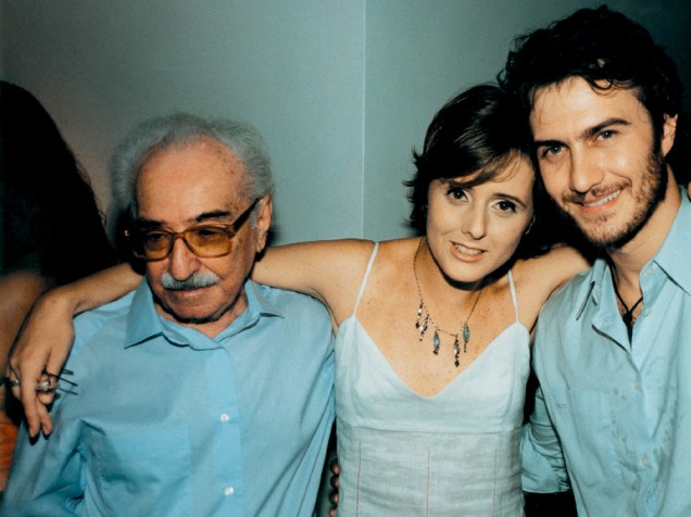 O poeta Manoel de Barros, com os atores Bianca Ramoneda e Gabriel Braga Nunes, após estreia da peça teatral Inutilezas, no Rio de Janeiro - 2002