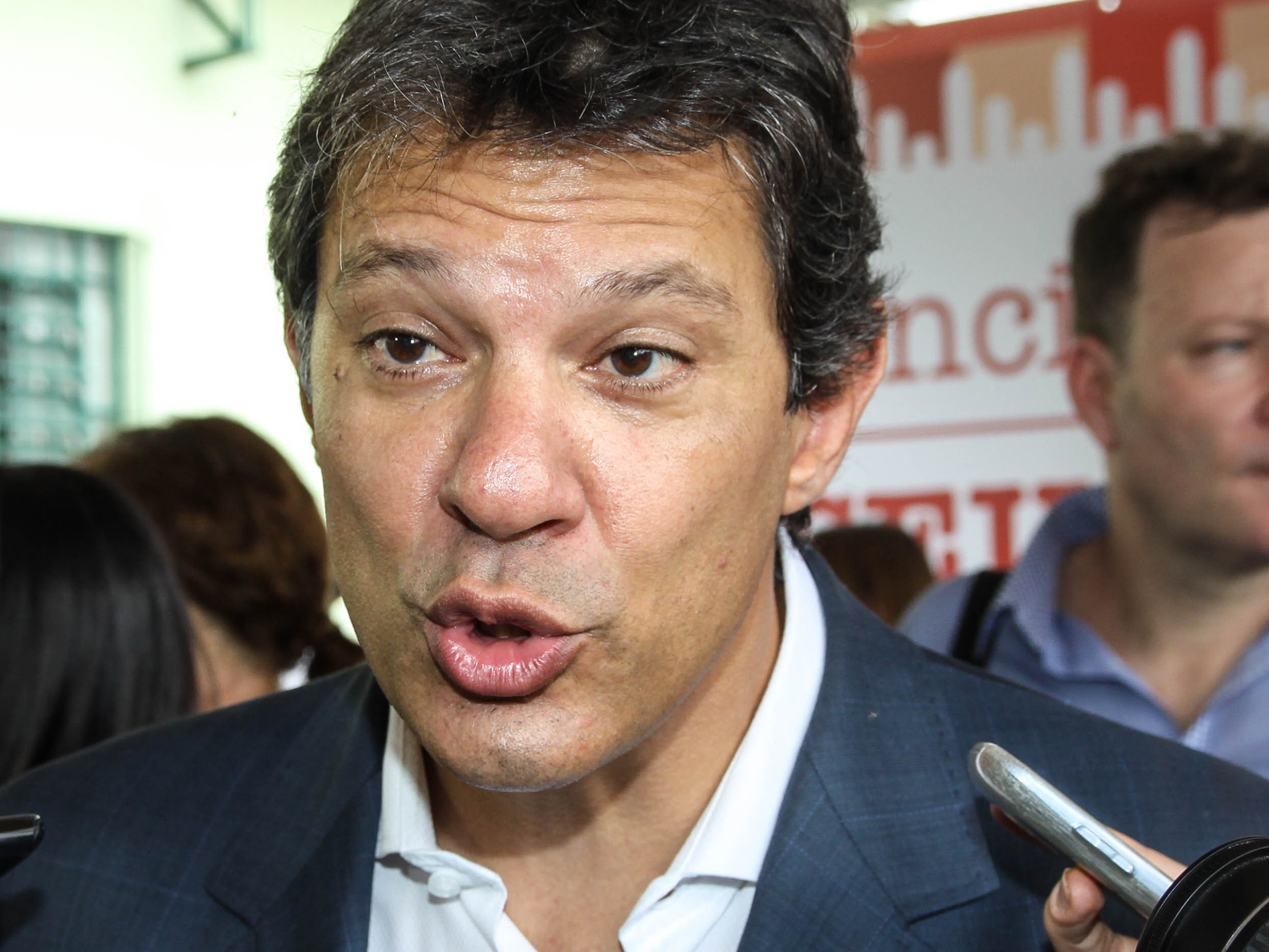 Sobre a reivindicação do passe livre, o prefeito de São Paulo, Fernando Haddad (PT), afirmou que é melhor a população 'eleger um mágico' nas eleições municipais de outubro deste ano