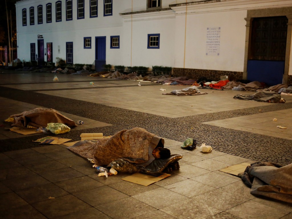 Moradores de rua tentam se proteger do frio intenso no centro de São Paulo