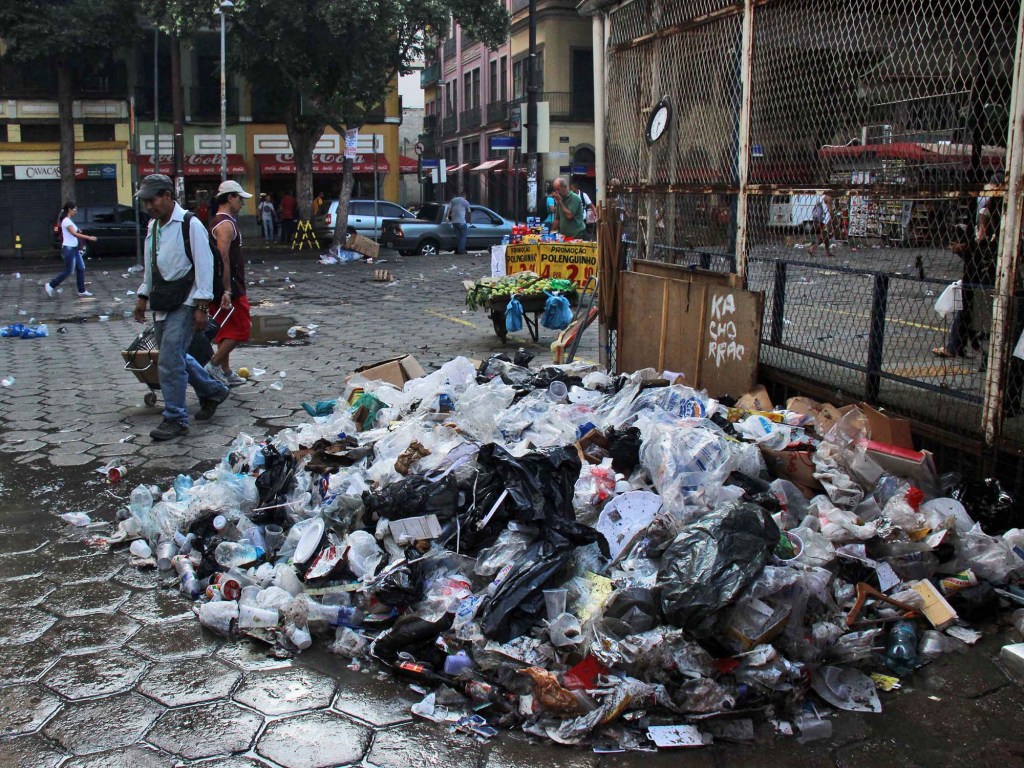 Lixo acumulado pelas ruas do centro do Rio de Janeiro