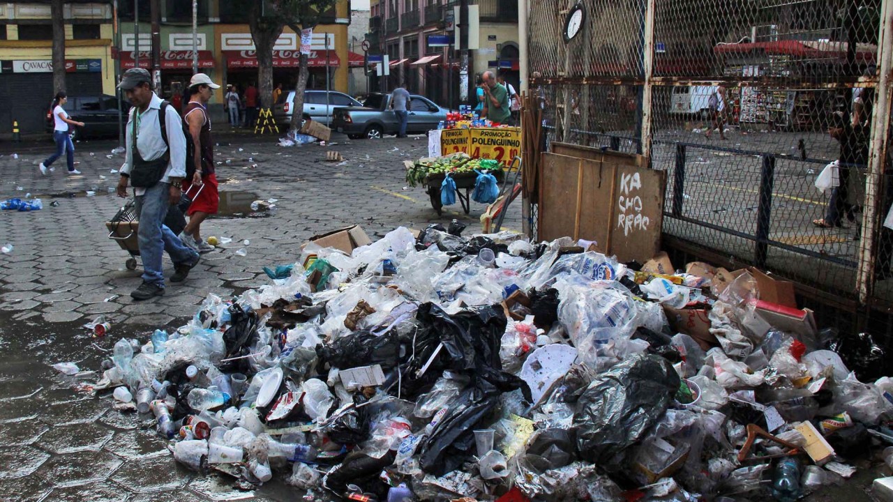 Lixo acumulado pelas ruas do centro do Rio de Janeiro