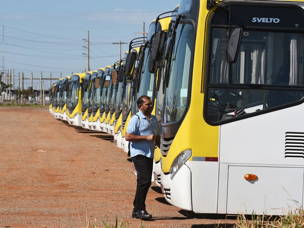 Ônibus estacionados na garagem da Viação Pioneira durante dia de greve dos rodoviários no Distrito Federal - 06/11/2014