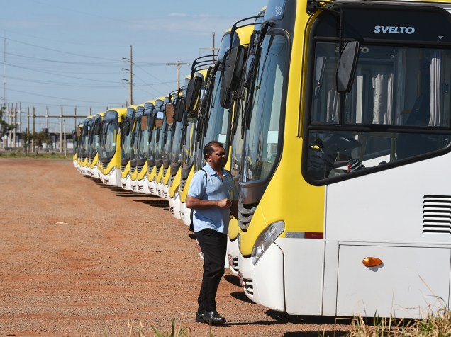 Ônibus estacionados na garagem da Viação Pioneira durante dia de greve dos rodoviários no Distrito Federal - 06/11/2014