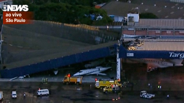 Chuva provoca queda da cobertura de um hangar no aeroporto de Congonhas, em São Paulo - 08/01/2015