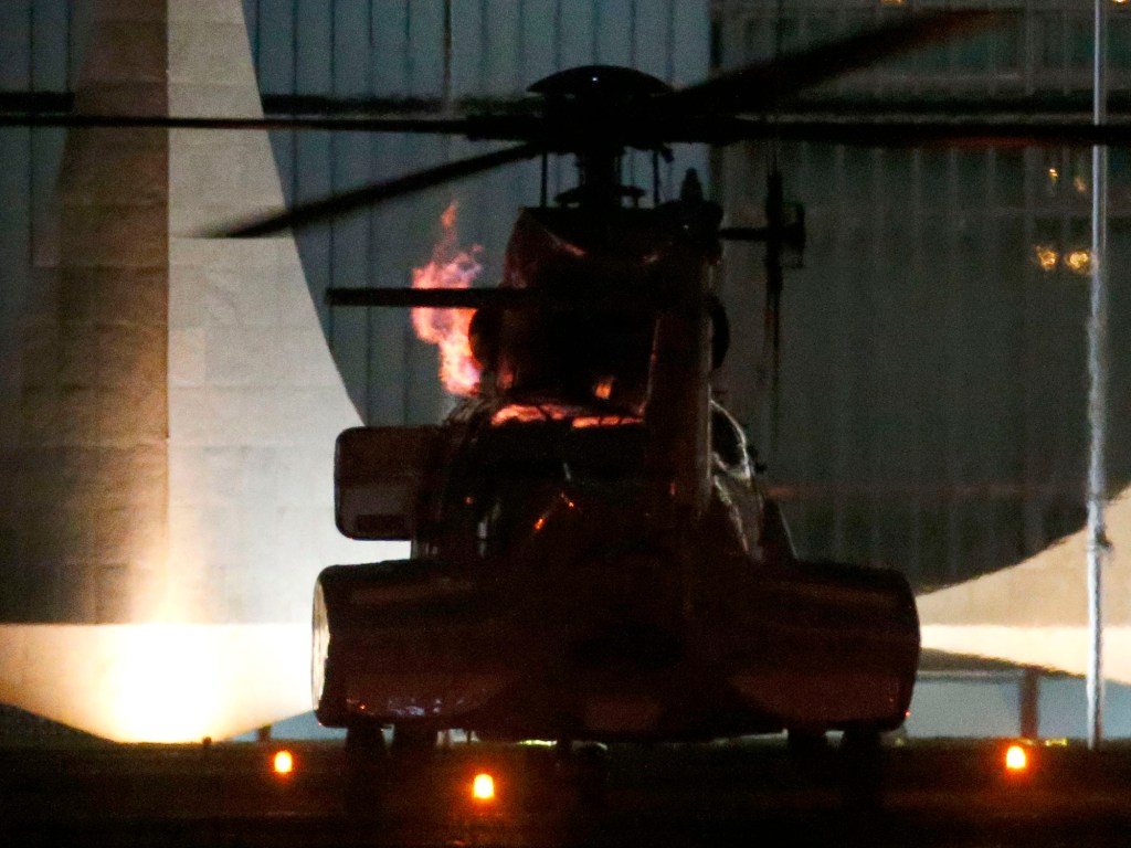 Labareda vista no helicóptero usado pela presidente Dilma Rousseff antes de decolar do Palácio da Alvorada para a Base Aérea de Brasília - 24/09/2015