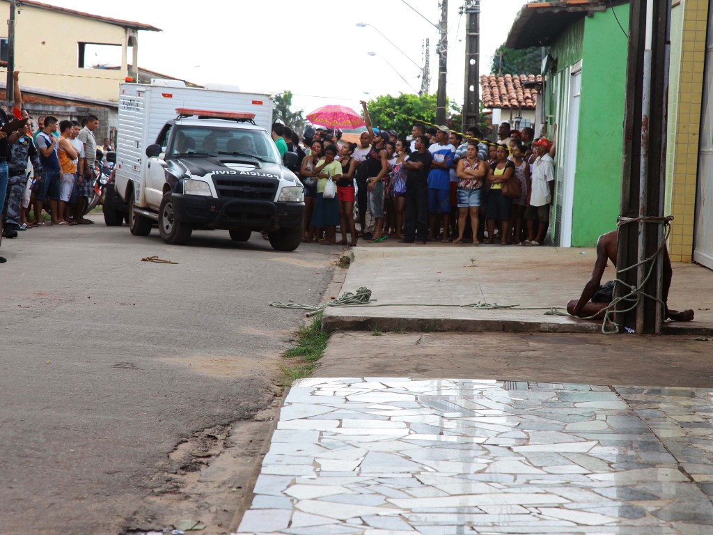 Multidão se revoltou contra assaltante e o espancou até a morte no bairro Jardim São Cristóvão, em São Luís (MA) - 06/07/2015