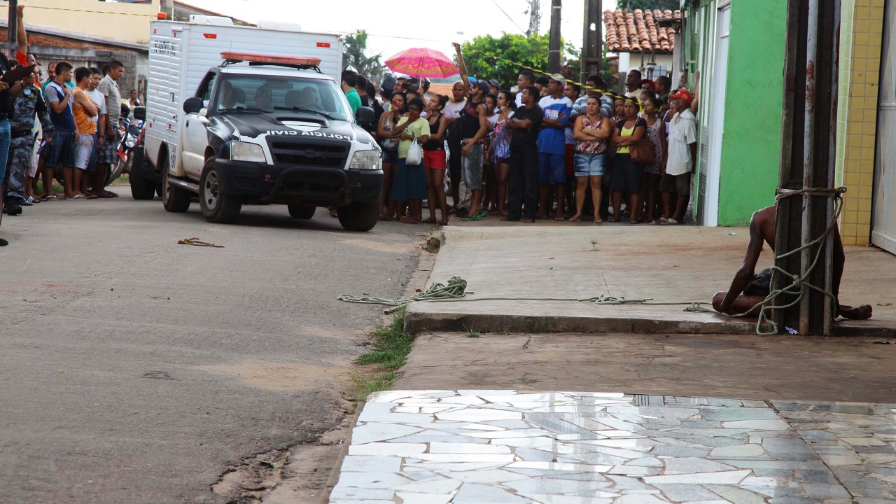 Multidão se revoltou contra assaltante e o espancou até a morte no bairro Jardim São Cristóvão, em São Luís (MA) - 06/07/2015