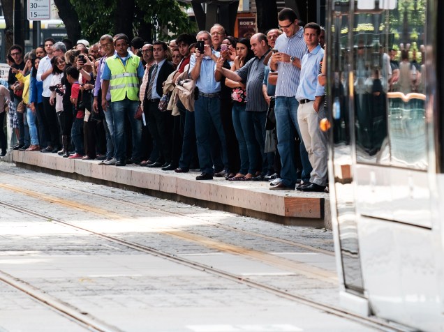 Passageiros aguardam em plataforma, na inauguração do VLT (Veículo de Leve sobre Trilhos), no Rio de Janeiro (RJ) - 06/06/16