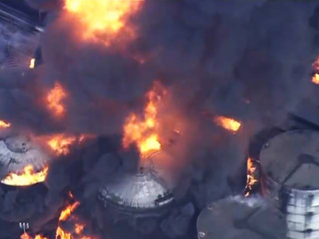 Tanques de combustível da empresa Ultracargo sofrem incêndio nas proximidades do Porto de Santos (SP) - 02/04/2015
