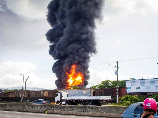 Incêndio de grandes proporções atinge tanques de combustível da empresa Ultracargo, na área industrial da Alemoa, em Santos (SP) - 02/04/2015