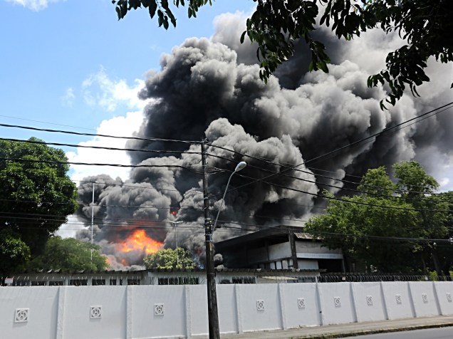 Incêndio de grandes proporções atinge o prédio da Companhia Hidrelétrica do São Francisco (Chesf), no bairro San Martin, zona oeste do Recife, em Pernambuco - 06/04/2016