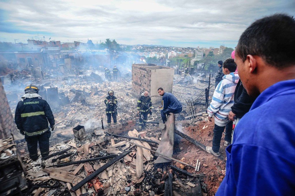Bombeiros trabalham para controlar incêndio de grandes proporções em favela de Sapopemba, na Zona Leste de São Paulo
