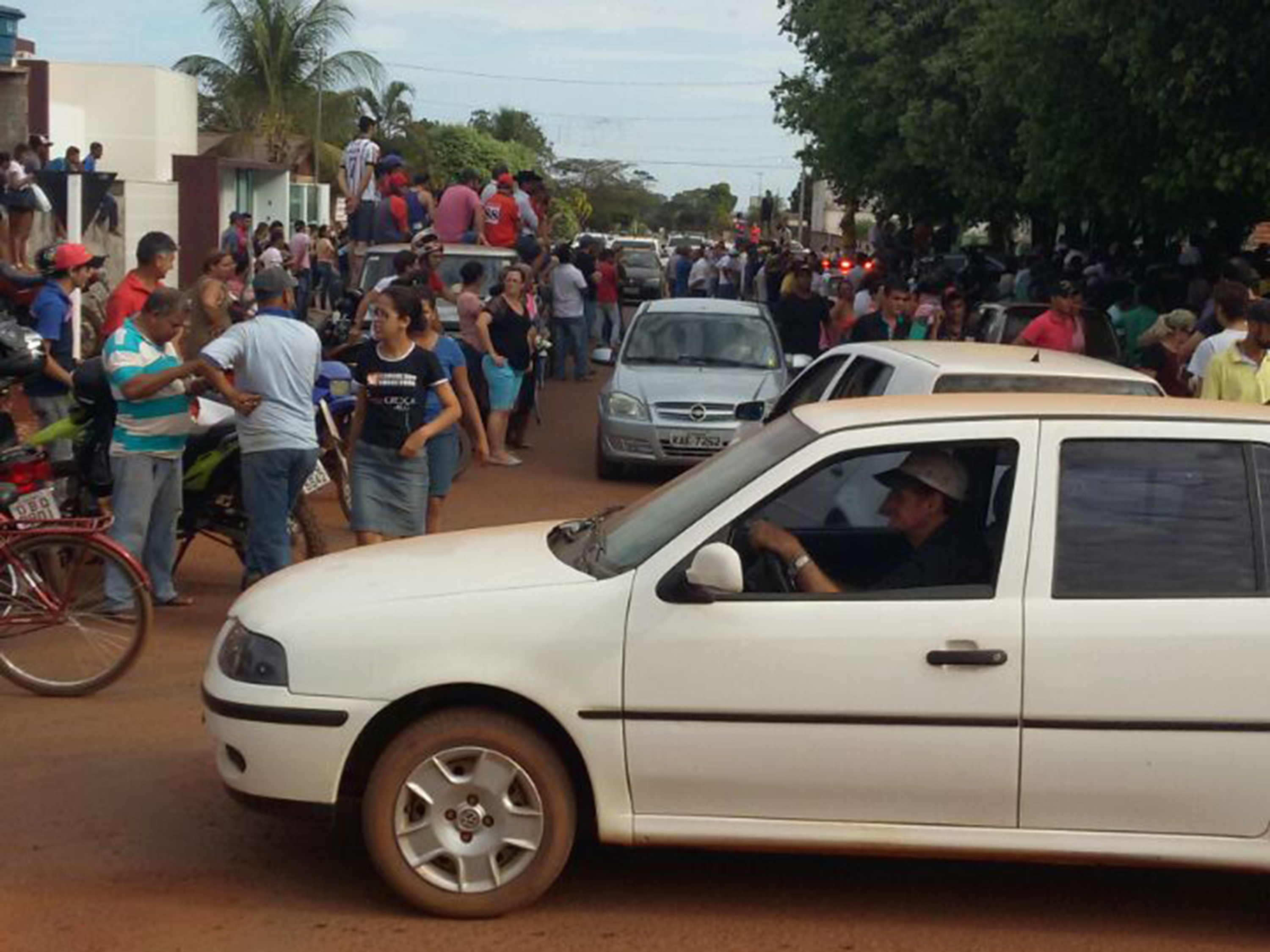 Moradores cercam delegacia de Brasnorte em protesto contra assassinato de um homem. Um dos membros do grupo consegue invadir o local e atira contra o suspeito