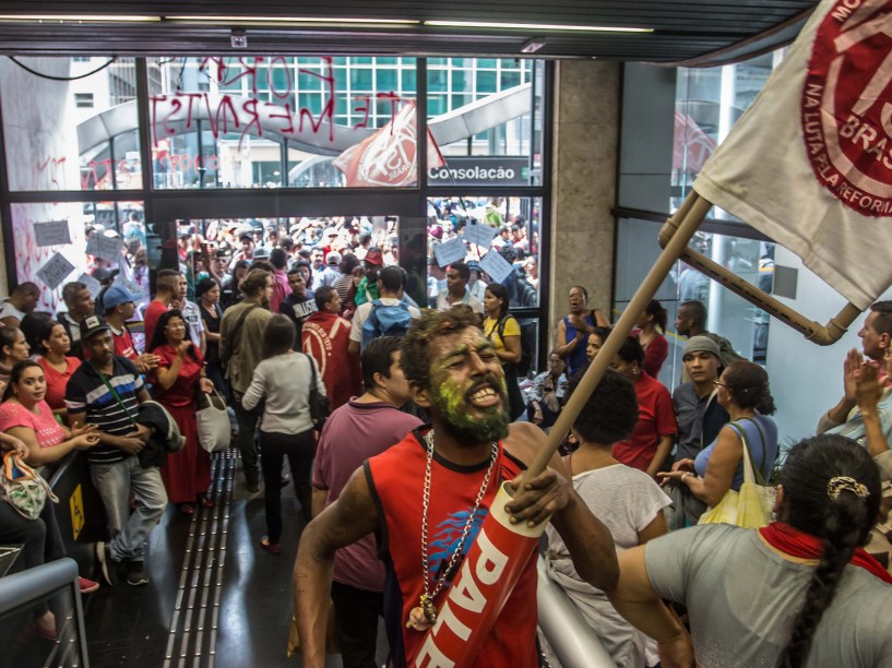 Integrantes do MTST (Movimento dos Trabalhadores Sem Teto) ocupam o prédio do escritório da Presidência da República, na avenida Paulista, em São Paulo - 01/06/2016