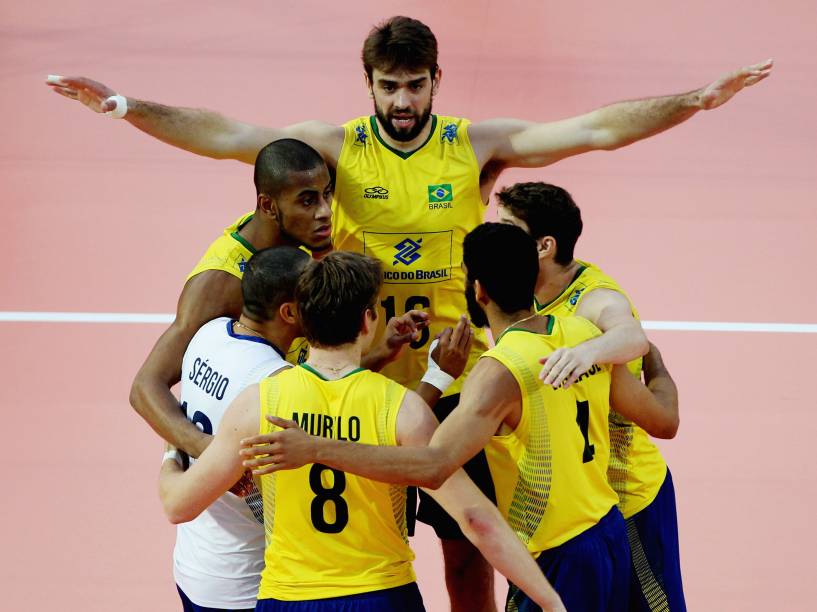 Jogadores do Brasil comemoram durante partida contra a Itália na Liga Mundial de Vôlei 2015, no Foro Itálico, em Roma