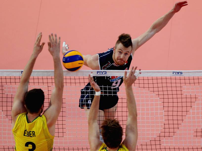 Ivan Zaytsev, da Itália, atravessa a defesa brasileira durante partida contra a Itália na Liga Mundial de Vôlei 2015, no Foro Itálico, em Roma