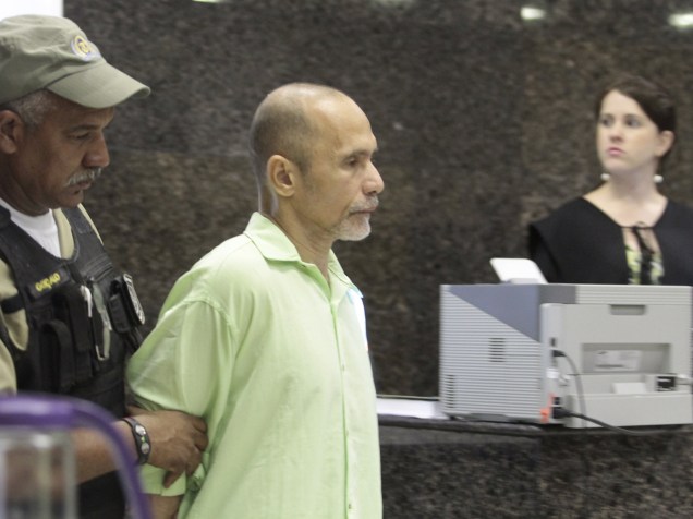 O réu Jorge Beltrão Negromonte da Silveira, acusado pelo crime de canibalismo, chega para o julgamento no Fórum de Olinda, em Recife