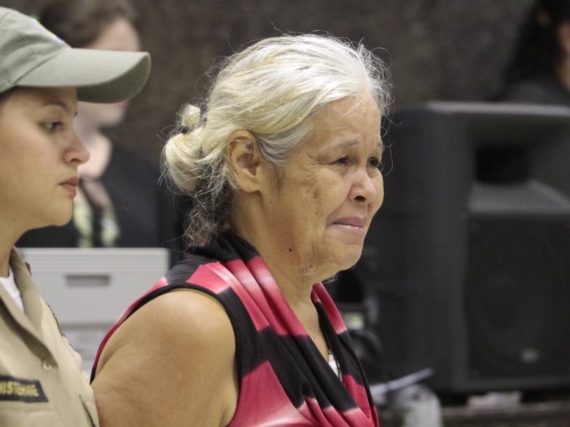 A ré Isabel Cristina Torreão Pires, acusada pelo crime de canibalismo, chega para o julgamento no Fórum de Olinda, em Recife