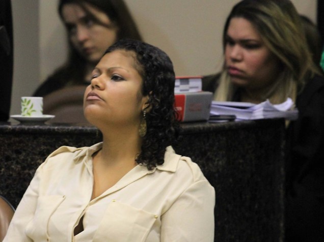 A ré Bruna Cristina Oliveira da Silva, acusada pelo crime de canibalismo, chega para o julgamento no Fórum de Olinda, em Recife
