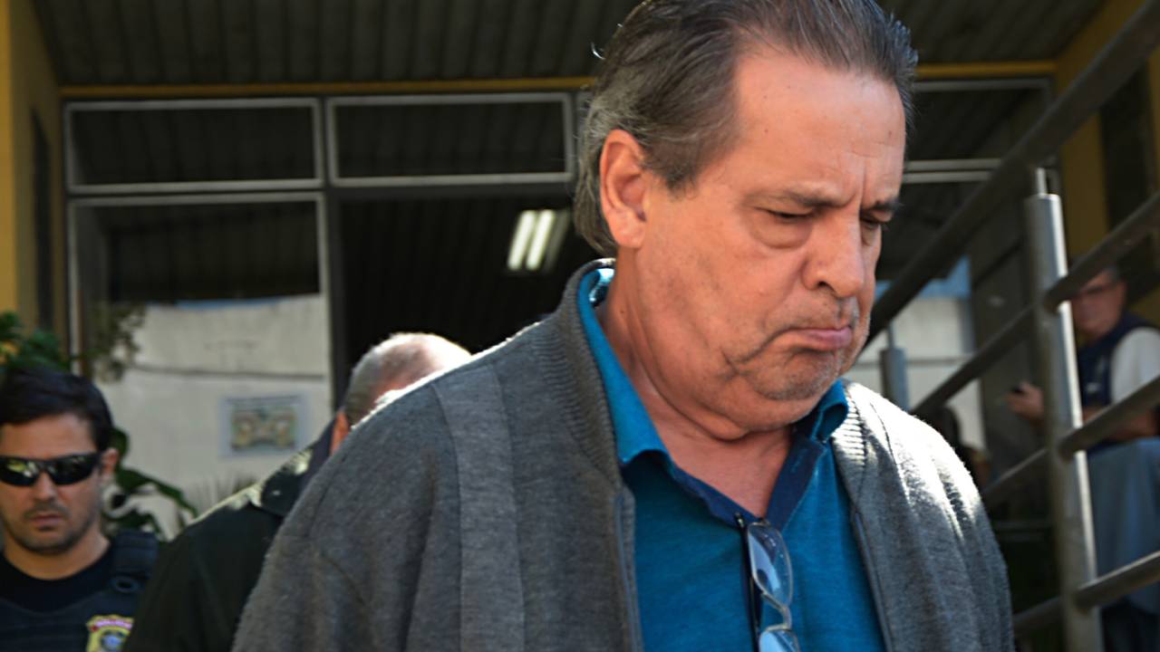 Luiz Eduardo Oliveira e Silva, irmão do ex-ministro José Dirceu, envolvido na Lava Jato, chega ao IML de Curitiba (PR) para exame de corpo de delito - 04/08/2015