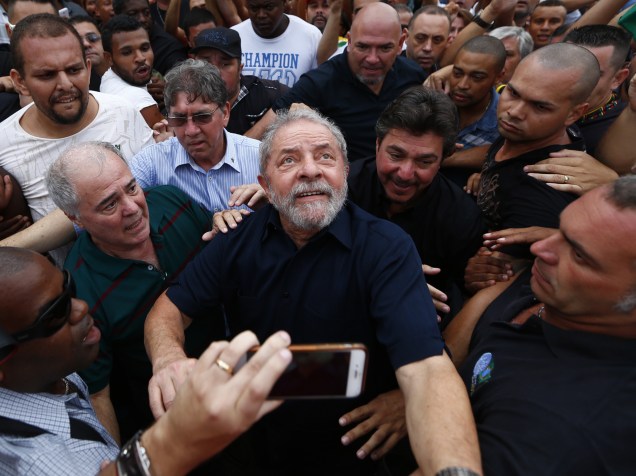 O ex-presidente Lula, chega em seu apartamento, em São Bernardo do Campo