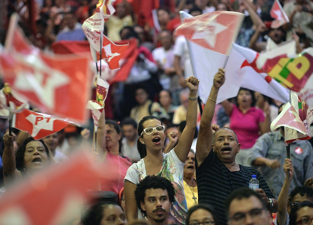 Militantes do Partido dos Trabalhadores, se reúnem no Sindicato dos Bancários, em São Paulo, em apoio ao ex-presidente Lula, na noite desta sexta-feira (04)