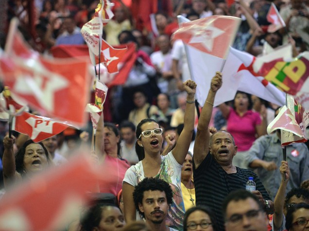 Militantes do Partido dos Trabalhadores, se reúnem no Sindicato dos Bancários, em São Paulo, em apoio ao ex-presidente Lula, na noite desta sexta-feira (04)