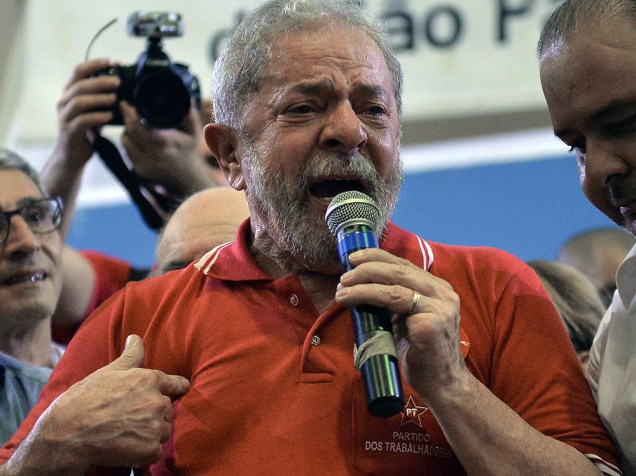 Ex-presidente Lula discursa no Sindicato dos Bancários, em São Paulo, na noite desta sexta-feira (04)