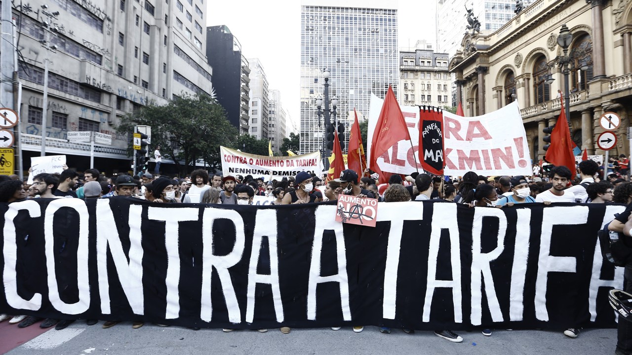 Manifestantes se concentram em frente ao Theatro Municipal, no centro da capital paulista, para o protesto contra aumento da passagem no transporte público organizado pelo MPL (Movimento Passe Livre) - 09/01/2015