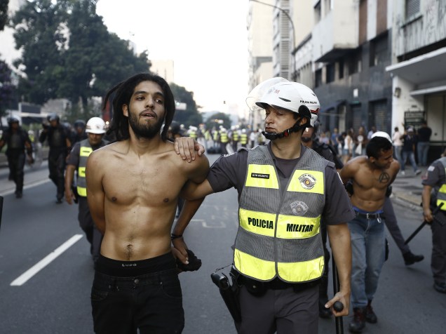 PM e um grupo de black blocs entraram em confronto durante ato contra o aumento das tarifas de ônibus, metrô e trem, organizado pelo MPL (Movimento Passe Livre), na tarde desta sexta-feira na região central de São Paulo - 09/01/2015