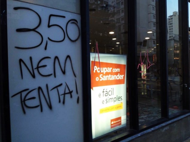 Agências bancárias na região central da capital paulista foram alvo de vandalismo durante protesto contra o aumento da tarifa do transporte público na cidade - 09/01/2015