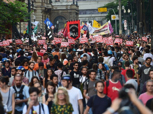 Ato contra o aumento das tarifas de ônibus, metrô e trem, reuniu milhares de pessoas na região central de São Paulo - 09/01/2015