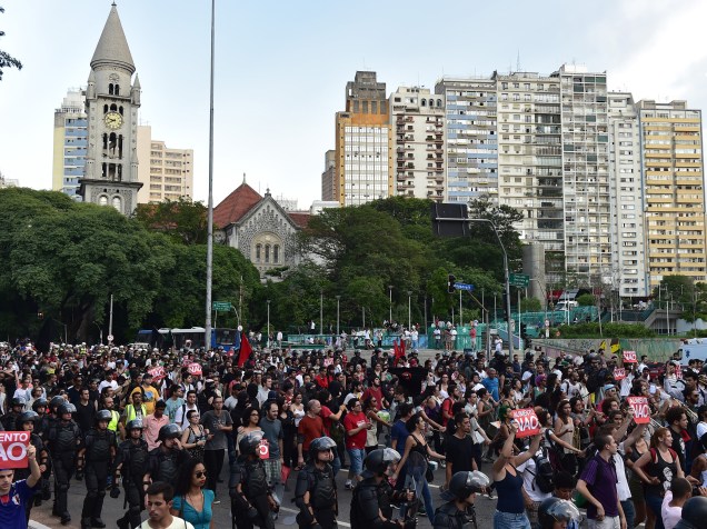 Ato contra o aumento das tarifas de ônibus, metrô e trem, reuniu milhares de pessoas na região central de São Paulo - 09/01/2015
