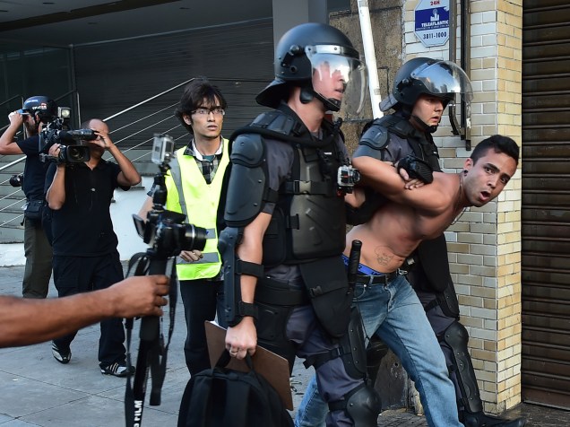 Homem é detido durante ato contra o aumento das tarifas de ônibus, metrô e trem, organizado pelo MPL (Movimento Passe Livre), na tarde desta sexta-feira na região central de São Paulo - 09/01/2015
