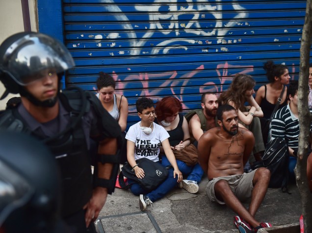 Manifestantes detidos durante ato contra o aumento das tarifas de ônibus, metrô e trem, organizado pelo MPL (Movimento Passe Livre), na tarde desta sexta-feira na região central de São Paulo - 09/01/2015<br><br>
