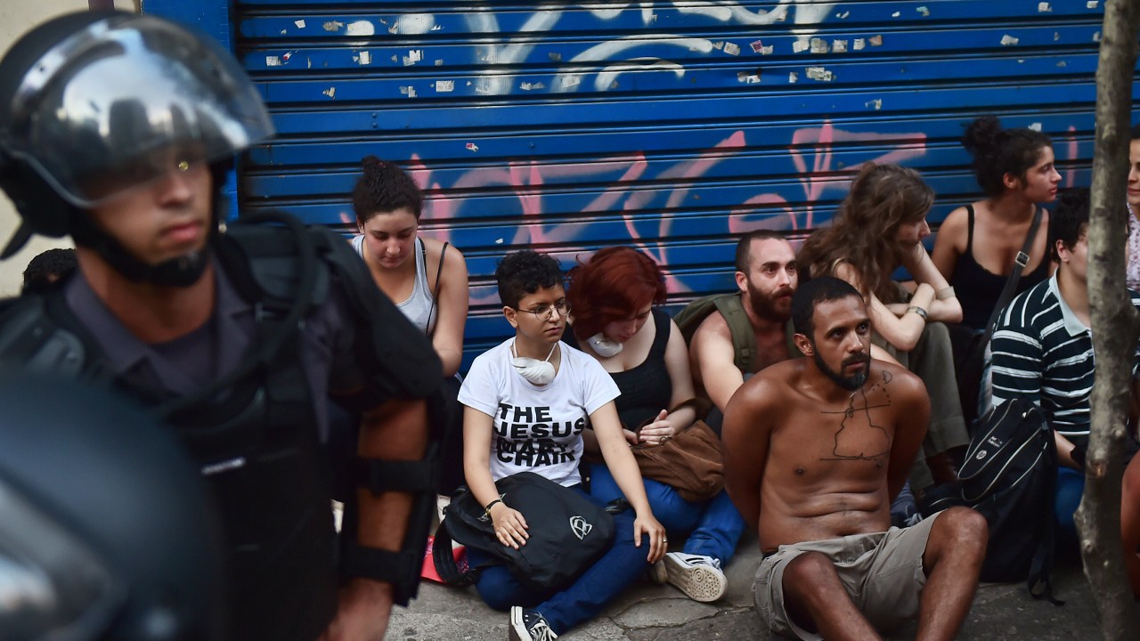 Manifestantes detidos durante ato contra o aumento das tarifas de ônibus, metrô e trem, organizado pelo MPL (Movimento Passe Livre), na tarde desta sexta-feira na região central de São Paulo - 09/01/2015