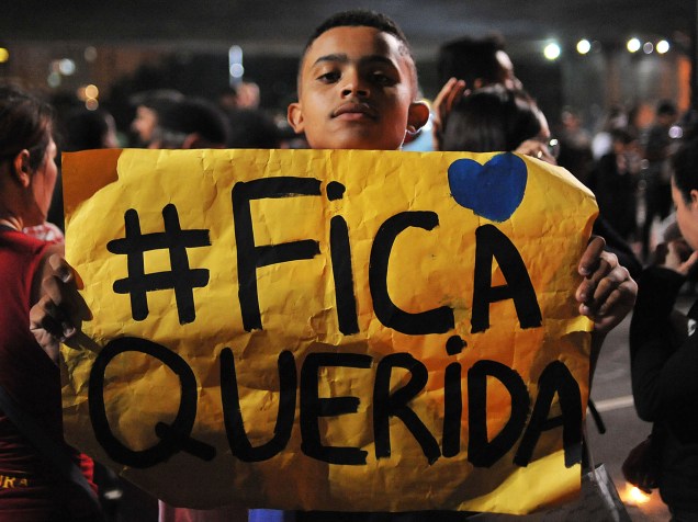 Manifestação a favor da presidente da República, Dilma Rousseff, na Avenida Paulista, em São Paulo (SP), em frente ao Masp, enquanto o Senado Federal realiza sessão de votação do prosseguimento do processo de impeachment da Chefe do Executivo - 11/05/2016