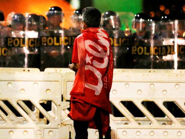 Manifestante contra o impeachment da presidente da República, Dilma Rousseff, fica na frente de policiais, em Brasília (DF) - 11/05/2016