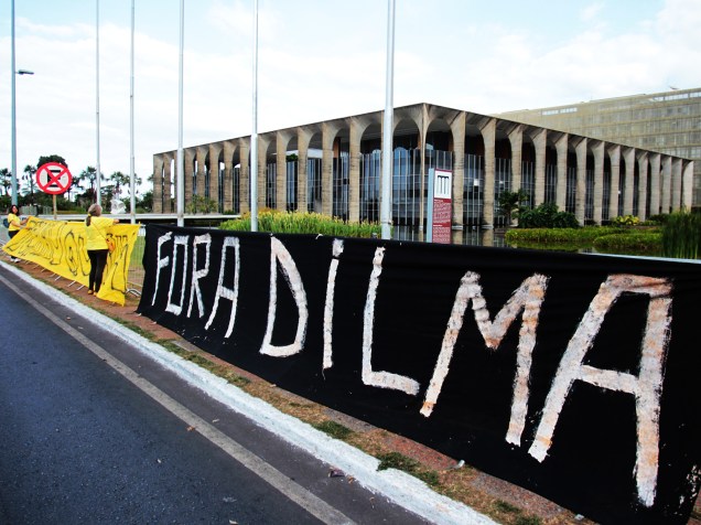 Manifestantes a favor do impeachment na Esplanada dos Ministérios durante sessão do Senado - 11/05/2016