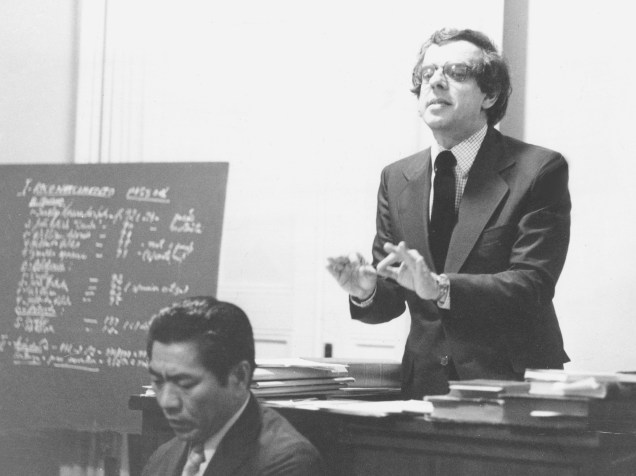 O jurista Márcio Thomaz Bastos, atuando como advogado de defesa do detetive Massaro Honda, acusado da prisão e assassinato de três ladrões, no Fóum da cidade de Queluz, interior do Estado de São Paulo, em 1976 