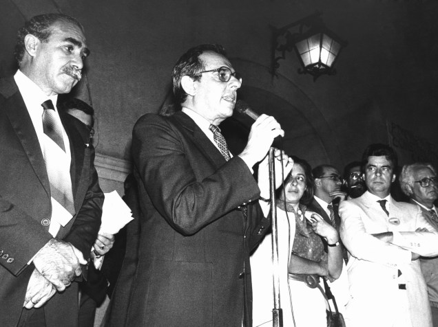 Márcio Thomaz Bastos (c) discursa durante ato público dos advogados pela Assembleia Nacional Constituinte em São Paulo em 1985