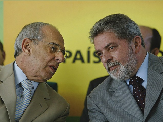 O presidente Luiz Inácio Lula da Silva e o ministro da Justiça, Márcio Thomaz Bastos, durante o lançamento do Sistema de Identificação Automatizado de Impressões Digitais, em Brasília, no ano de 2004