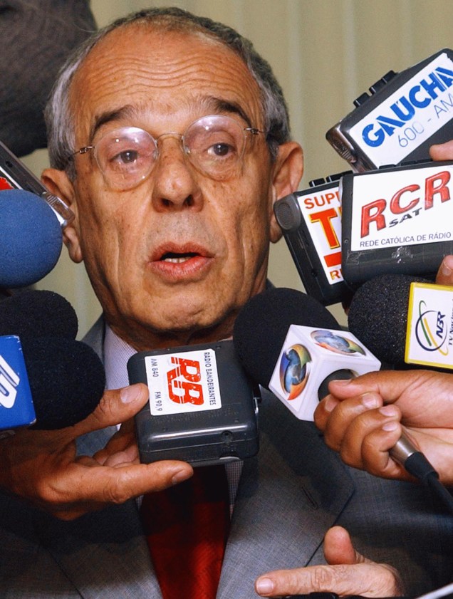 O então ministro da Justiça, Márcio Thomaz Bastos durante coletiva de imprensa em Brasília sobre o caso Waldomiro Diniz em 2004