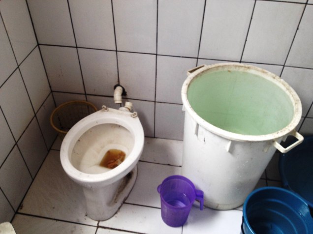 Galão cheio de água armazenado sem tampa em hotel na Cracolândia