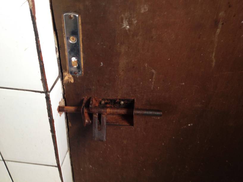 Porta sem fechadura; donos de hotéis dizem que viciados roubam objetos dos estabelecimentos